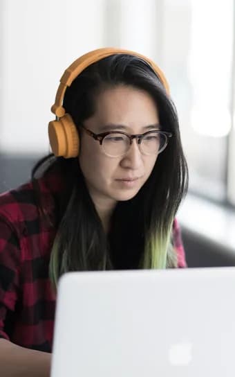 Desarrolladora trabajando en su computador