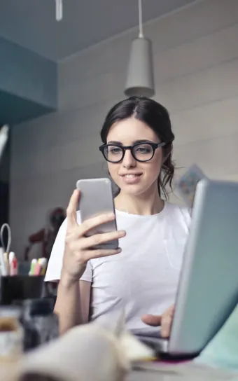 Clienta usando su teléfono en el escritorio